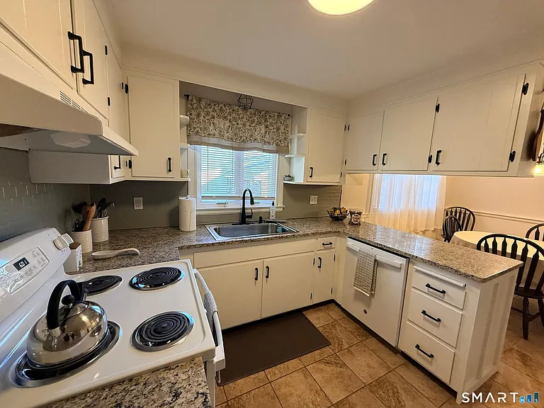24 Dean Dr — Photo 2
