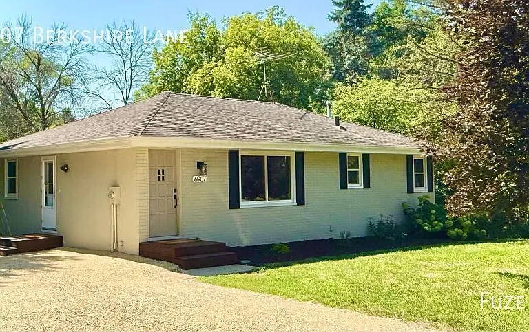 6907 Berkshire Ln — Photo 2