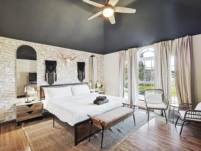 708 Azalea Dr — Photo 4