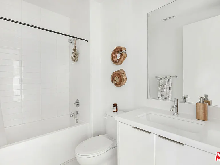 10907 Otsego St — Photo 19