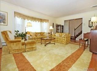 4 Meadowbrook Rd, Syosset, NY 11791