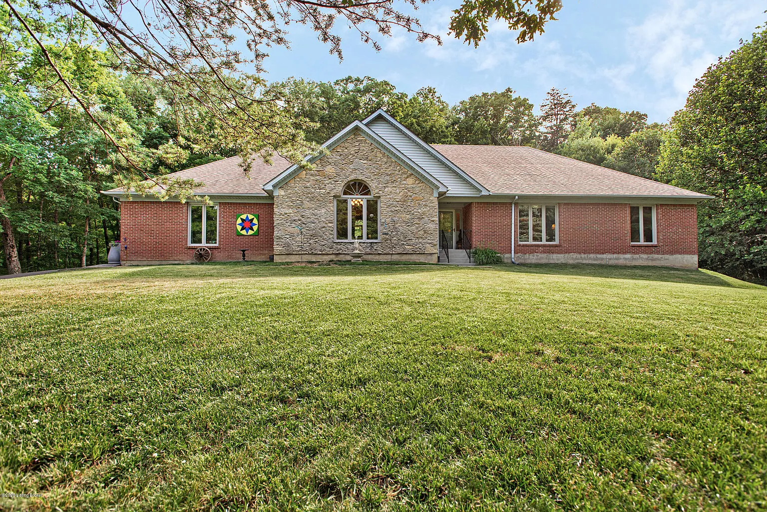 488 Woods Bend Dr photo 1