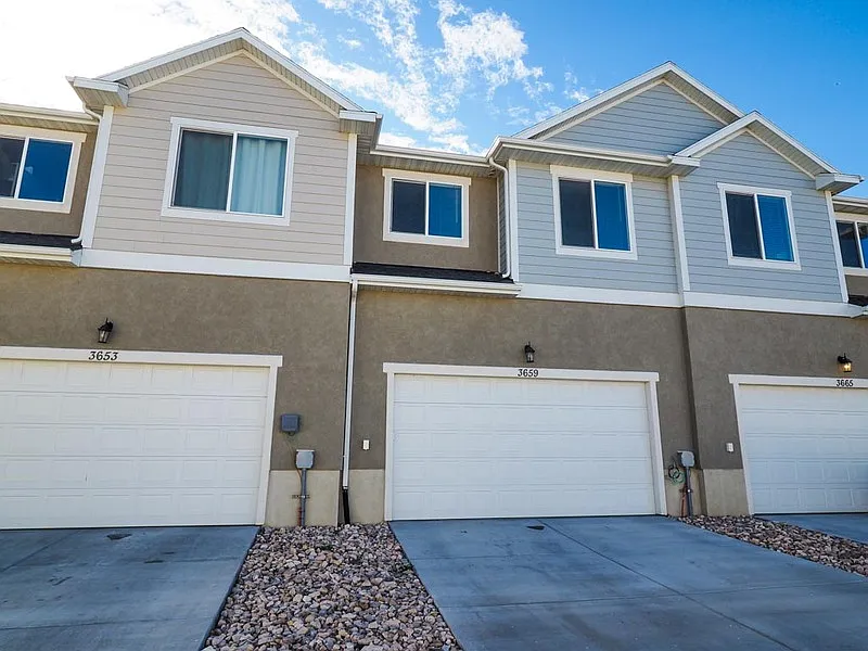 4 bed, 3.5 bath, 2400 sqft, $675 — Photo 2