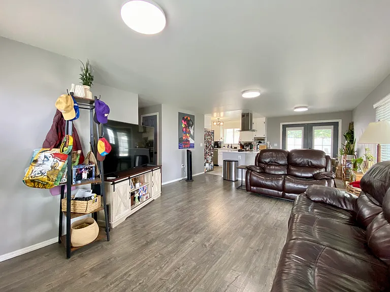 2226 S 66th Ave — Photo 4