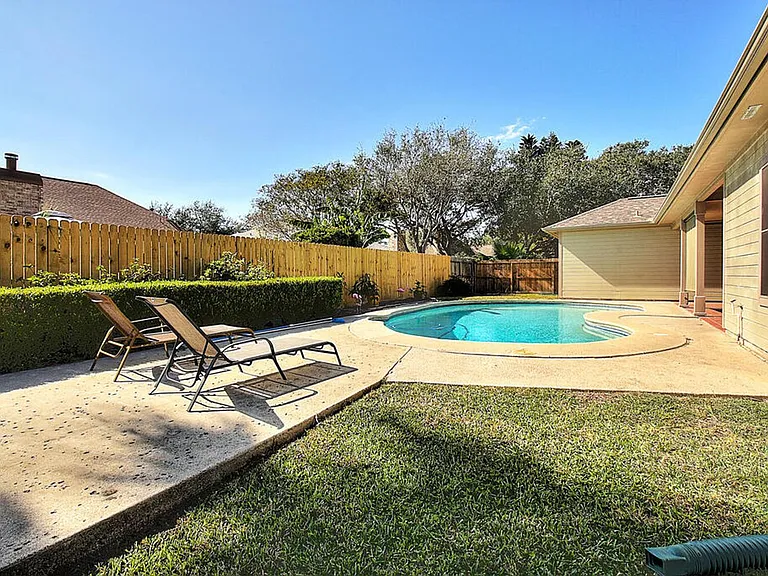 7642 Dallas St — Photo 48