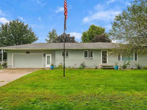 208 3rd St NE, State Center, IA 50247