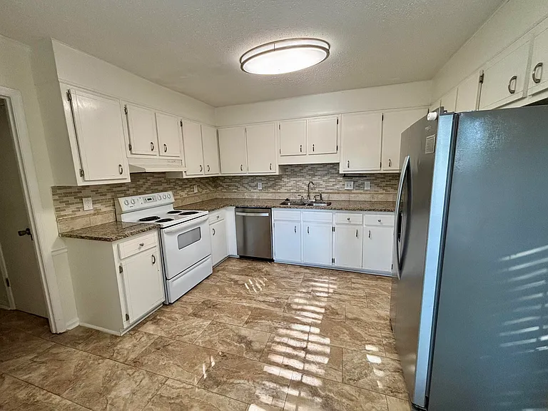 210 Foxdale Dr — Photo 8
