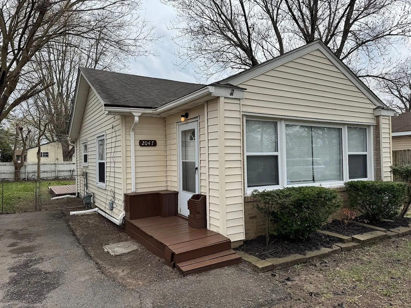 3 bedroom 1 bathroom ranch with fenced backyard — Photo 1