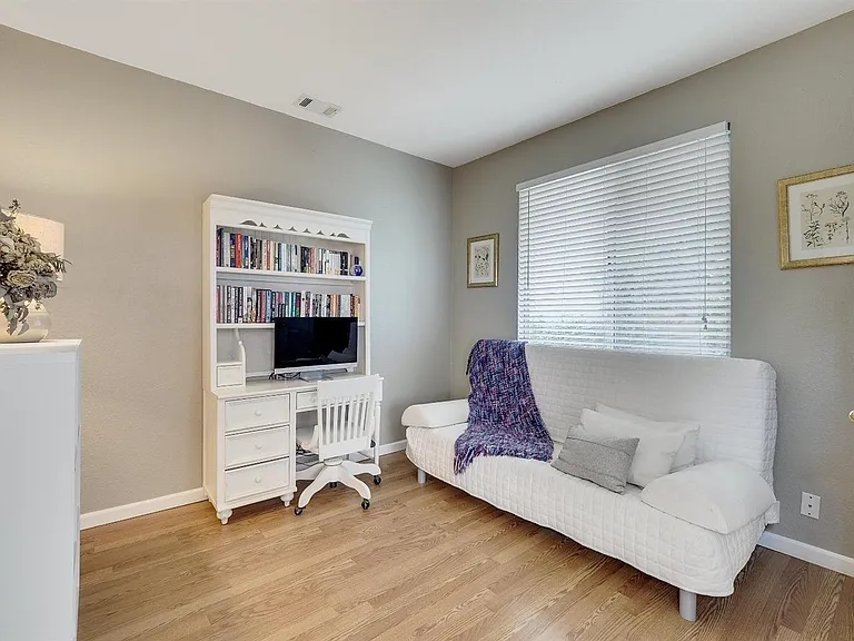 915 Tipperary Dr — Photo 5