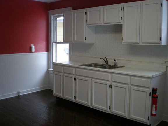Large modern eat-in kitchen, stainless steel double sink, gl