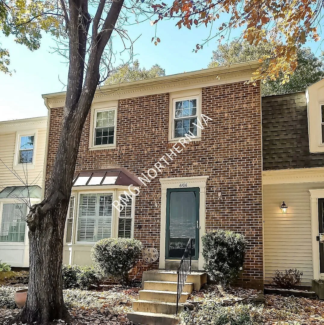 Beautiful 3BR/3.5 BA Bath Brick Townhouse in Burke Centre — Photo 1