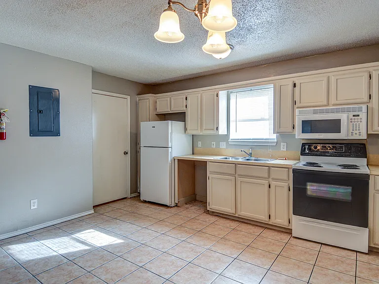 Las Violetas Apartments — Photo 21