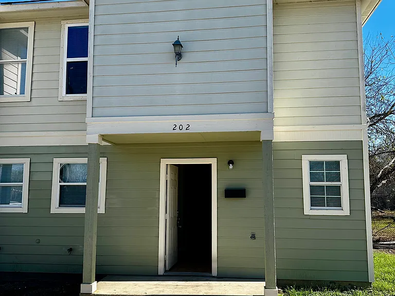 768 Avondale Ave #201 — Photo 1