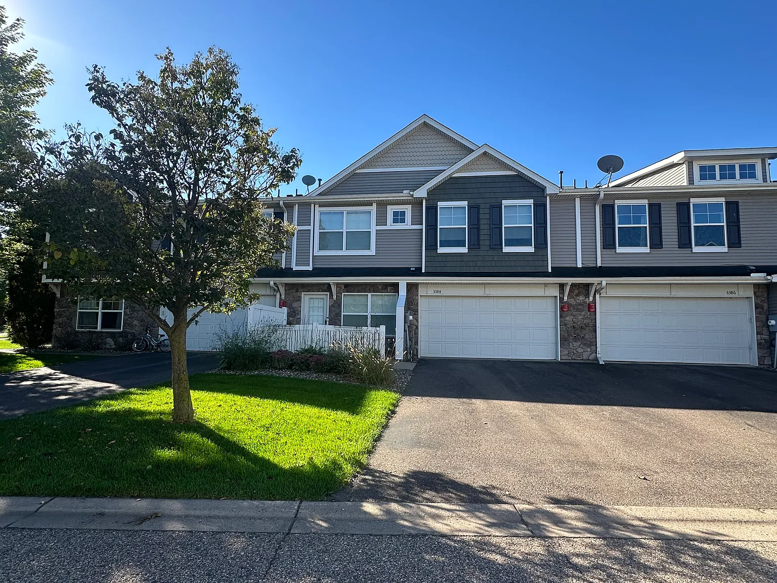 3 bed, 2.5 bath, 1816 sqft, $2,650 — Photo 2