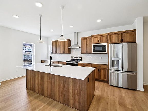 3rd image of 6668 Redpoll Road