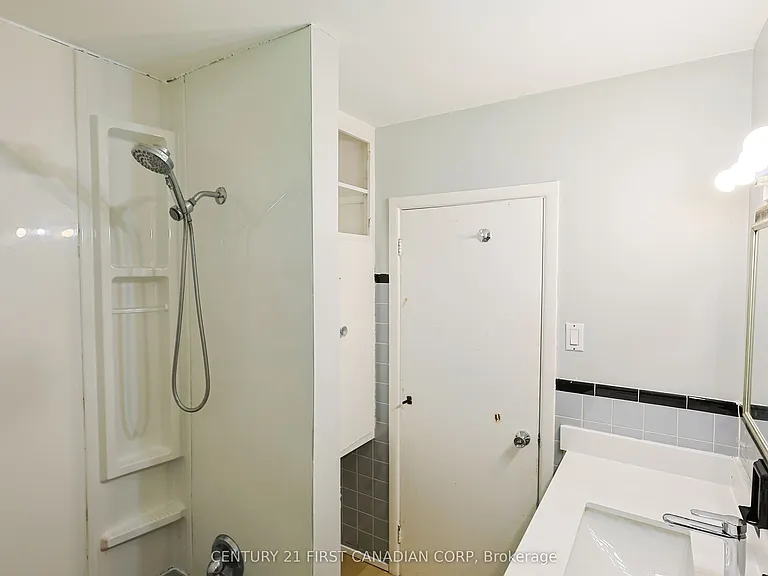 268 Burlington Cres #UPPER — Photo 24
