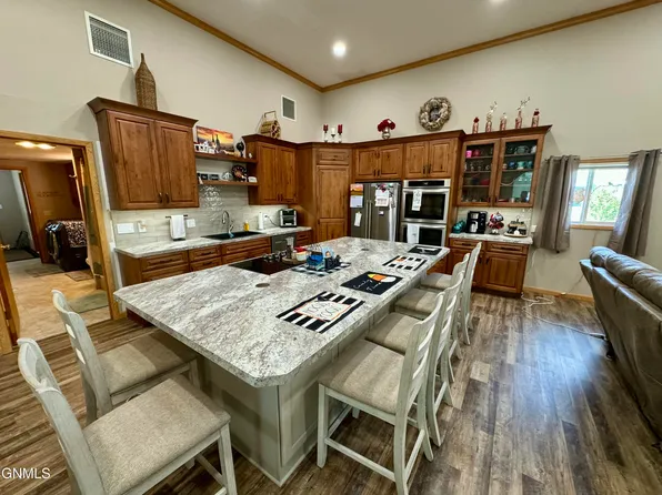 407 S 2nd St, Glen Ullin, ND 58631