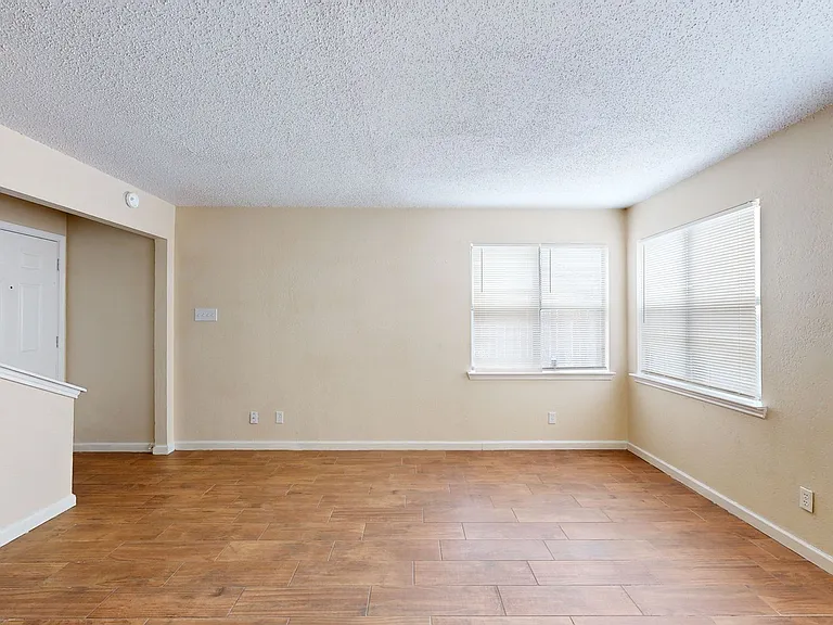 2211 Hilltop Loop — Photo 10