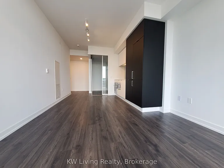 33 Helendale Ave #2504 — Photo 7