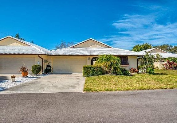 2nd image of 28 Pebble Rock Dr