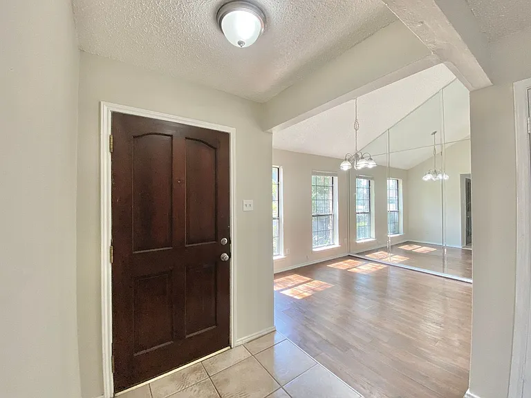 2202 Prairie Creek Trl — Photo 3