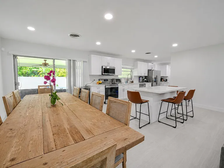 5911 SW 36th Ter — Photo 8