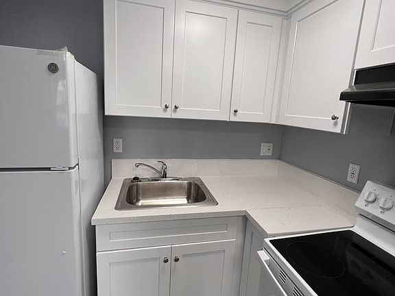 3rd image of 3556 Sanborn Ave #L