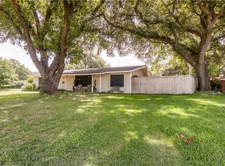 801 Wheelock St, Hearne, TX 77859