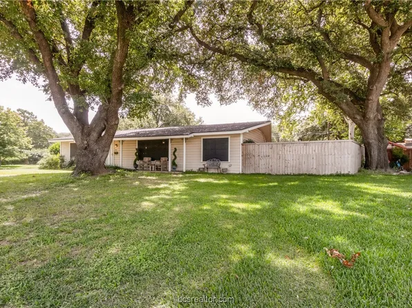 801 Wheelock St, Hearne, TX 77859