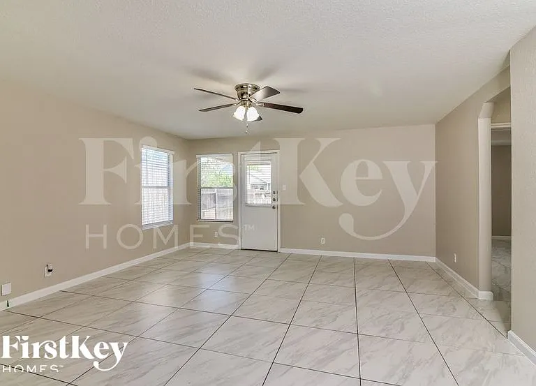 8019 Abbotts Pointe — Photo 2