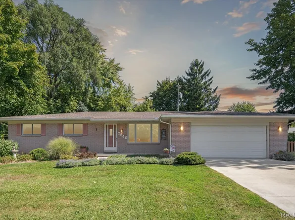 3646 Zinnia Ct, Waterford, MI 48329