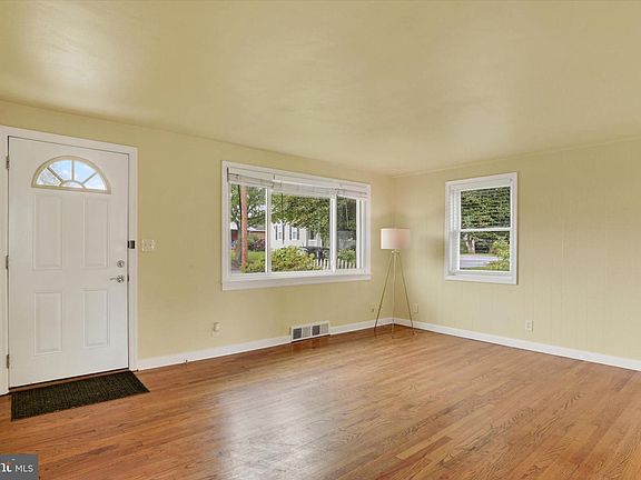 3rd image of 4705 Lancaster St