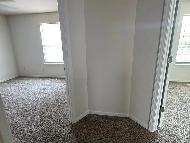 2681-2683 E Oakbrook Dr — Photo 9