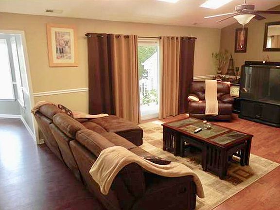 Spacious living room/dining 