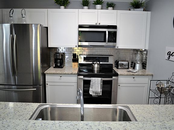 4th image of 638 Virginia Oak Ct
