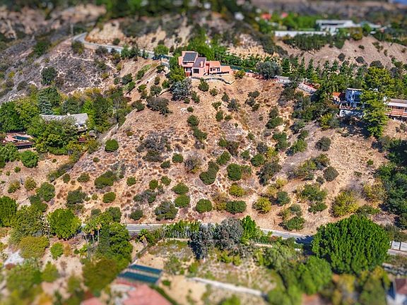 4th image of 2811 Benedict Canyon Dr