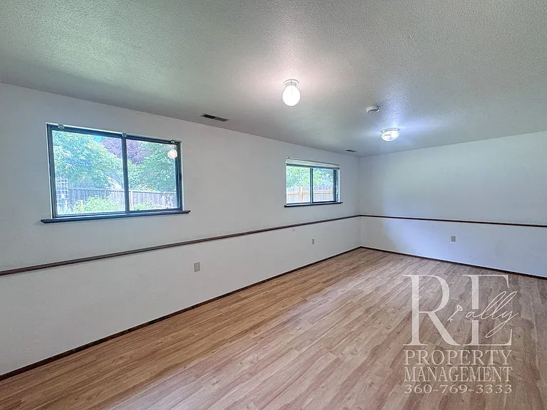 2228 NE Ridgewood Dr — Photo 16