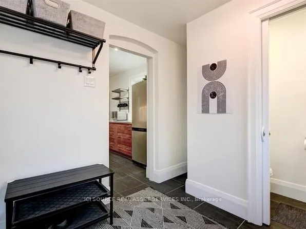 176 Pendrith St #2, Toronto, ON M6G 1S2