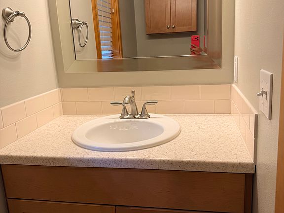 4th image of 565 SE 10th Pl #Adu