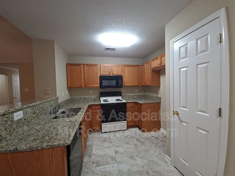 3 bed, 2.0 bath, 1388 sqft, $1,725 — Photo 4
