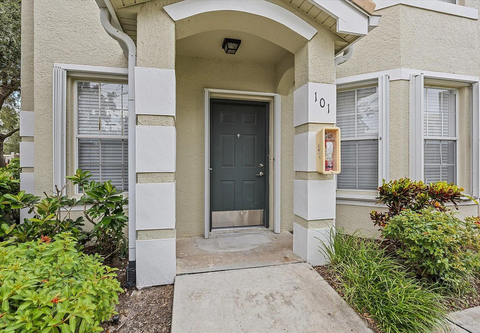 3 bed, 2.0 bath, 1467 sqft, $2,350 — Photo 2