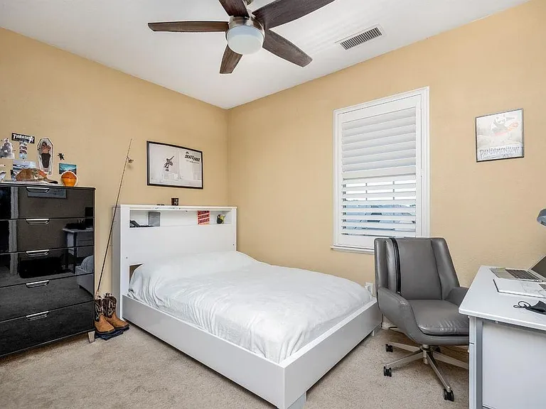 634 W Edinburgh Ln — Photo 6