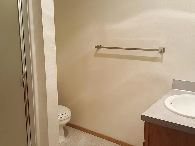 450 NW Parr Dr #2 — Photo 9