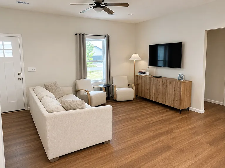 165 W Bluegrass St — Photo 3