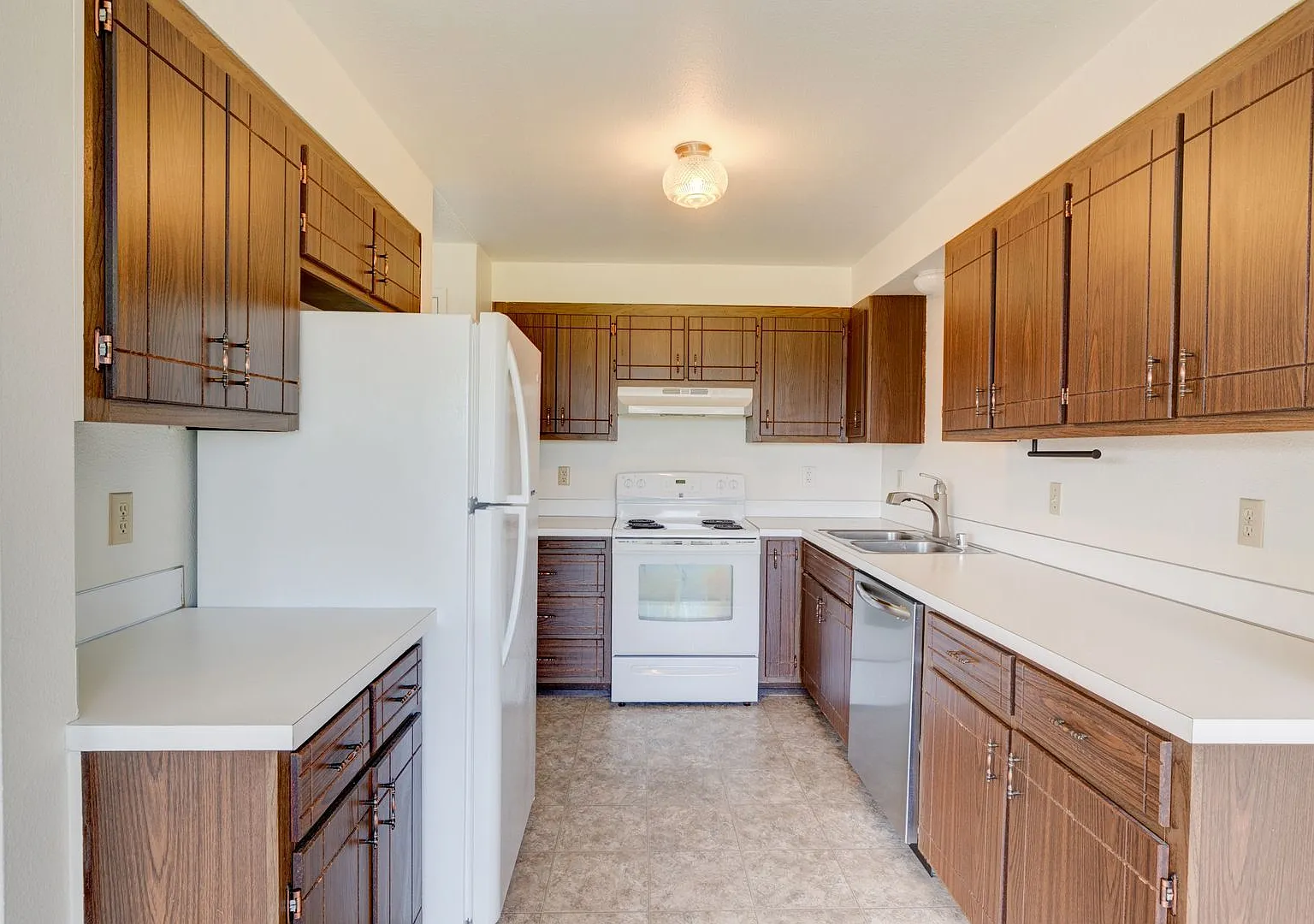 M0646-Prairie Village - 304 N. Main St — Photo 1