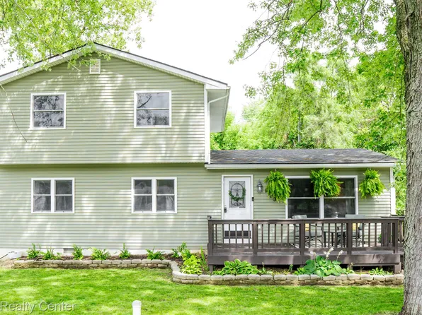 5120 Lindholm Dr, White Lake, MI 48383