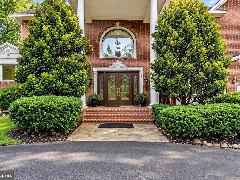 5124 Kenwood Dr