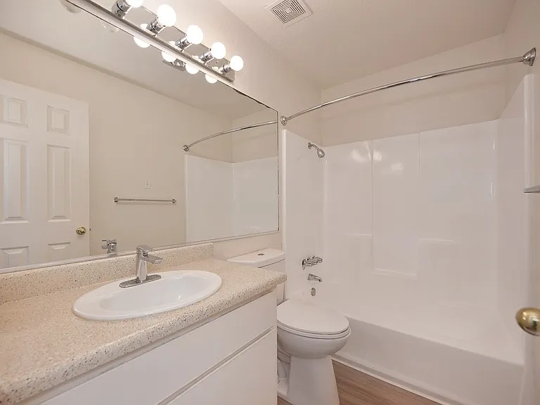 The Redwoods Apartments — Photo 30