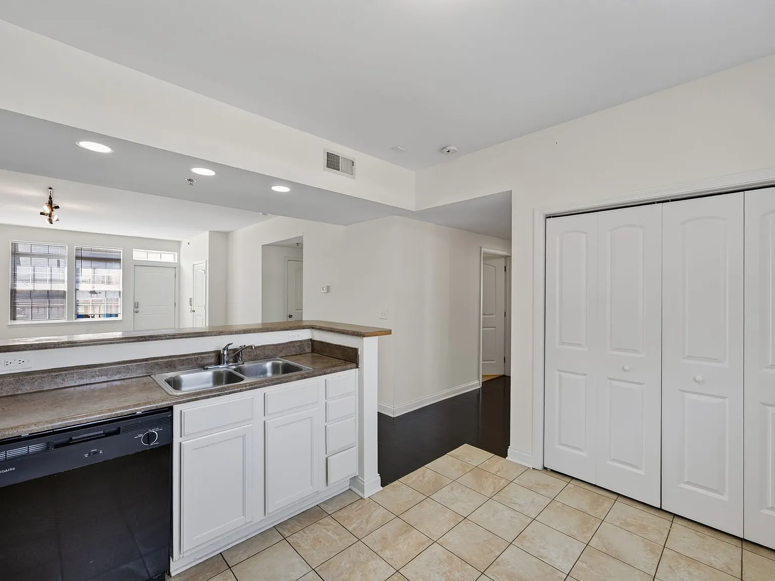 501 N Walnut St — Photo 4
