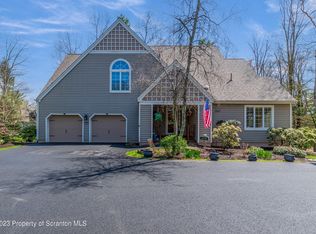 112 Golf View Ln, Hawley, PA 18428